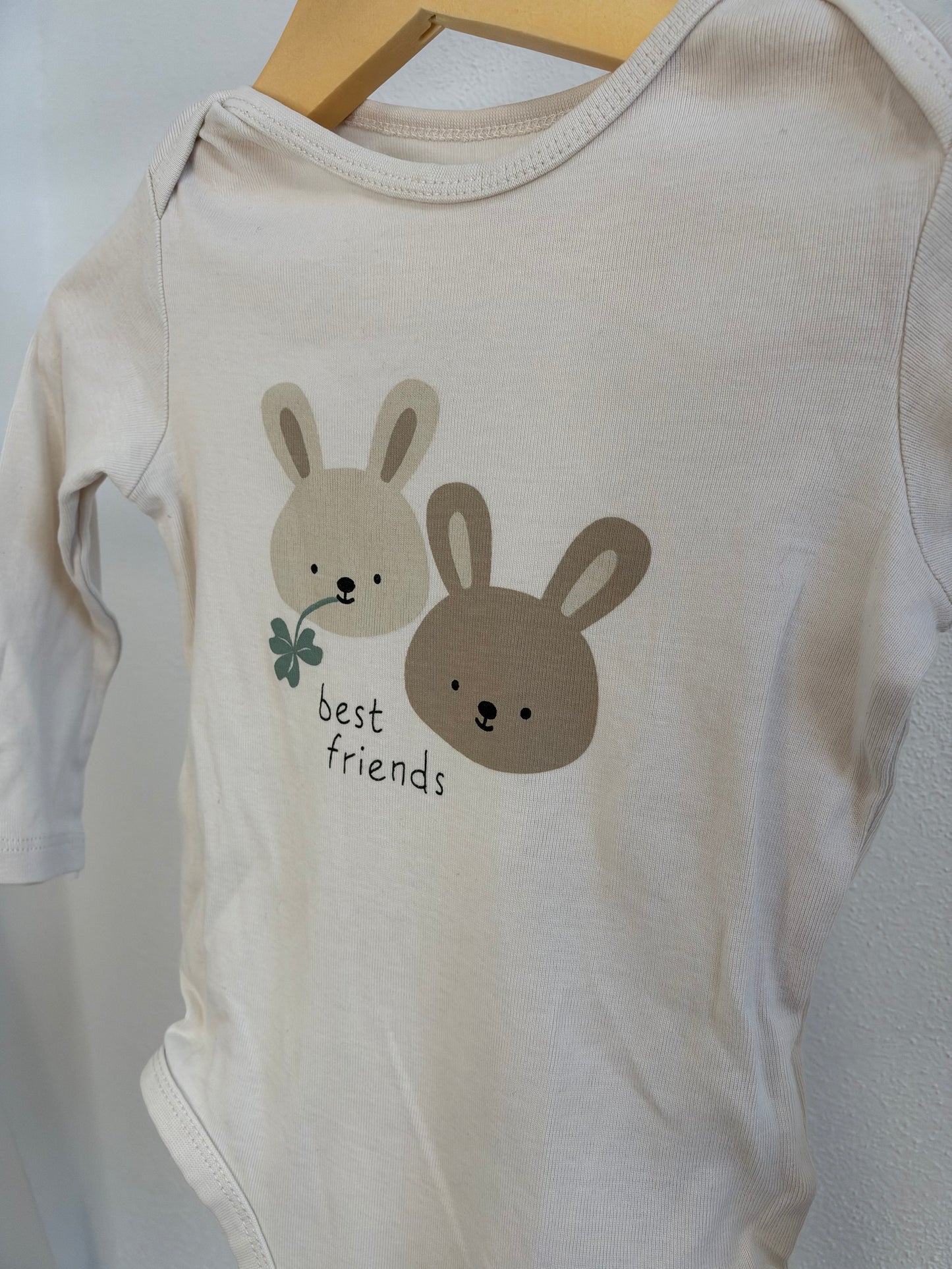 Langarmbody mit Hasenmotiv - Gr. 80 - H&M